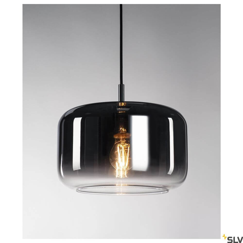 Pantilo 28 Pendellampe E27 Chrom in elegantem Design mit transparentem Lampenschirm und warmem Licht.