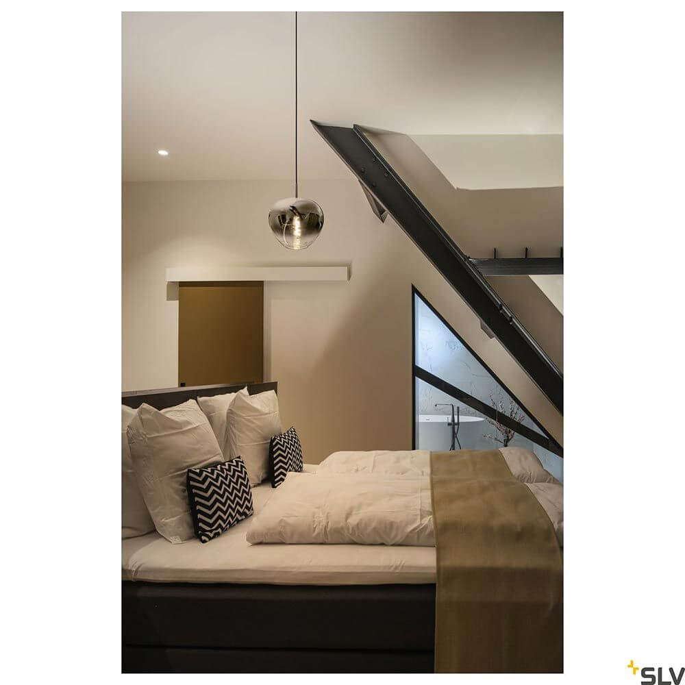 Schlafzimmer mit Pantilo Convex Pendelleuchte Chrom über dem Bett und modernem Interieur.
