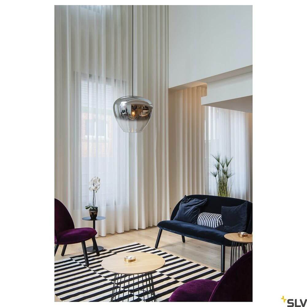 Schöne Wohnung mit Pantilo Convex Pendelleuchte Chrom als Blickfang über dem Tisch.
