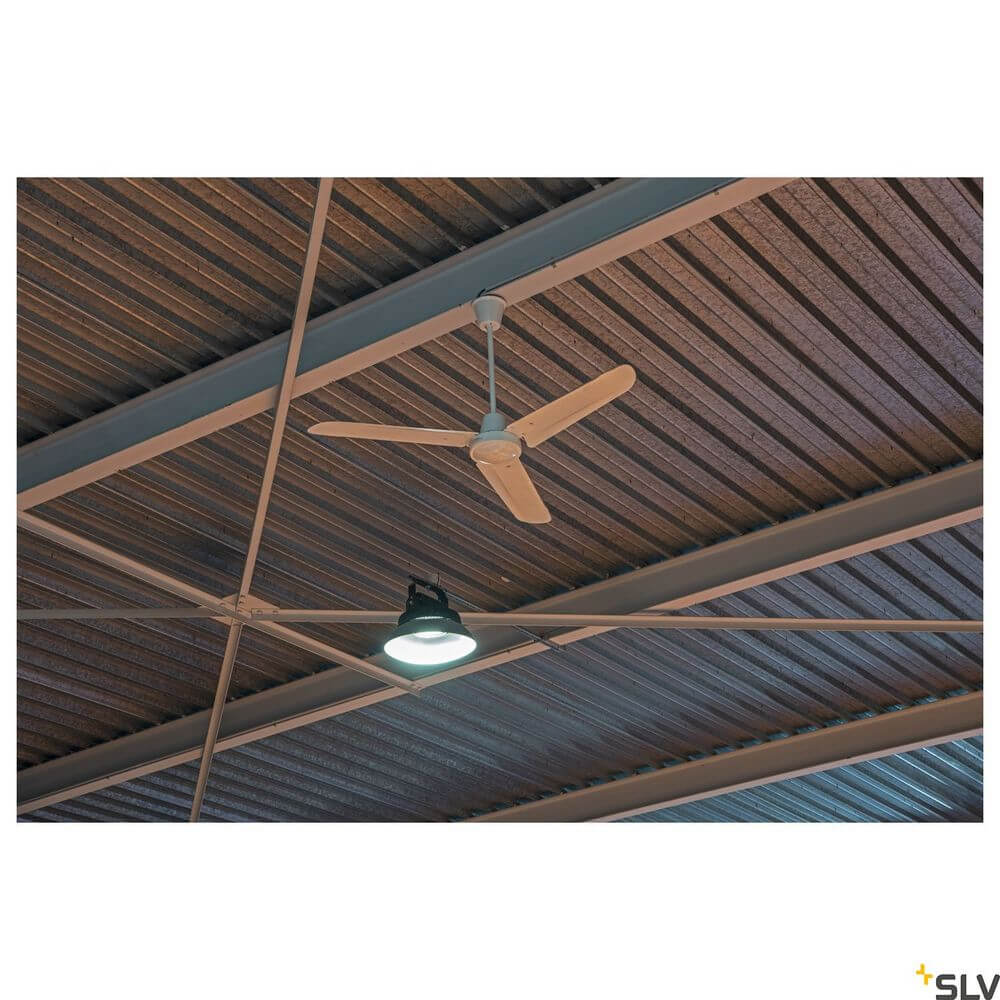 Para Flac Pendellampe Dali Schwarz 4000K mit Deckenventilator in industrialer Umgebung