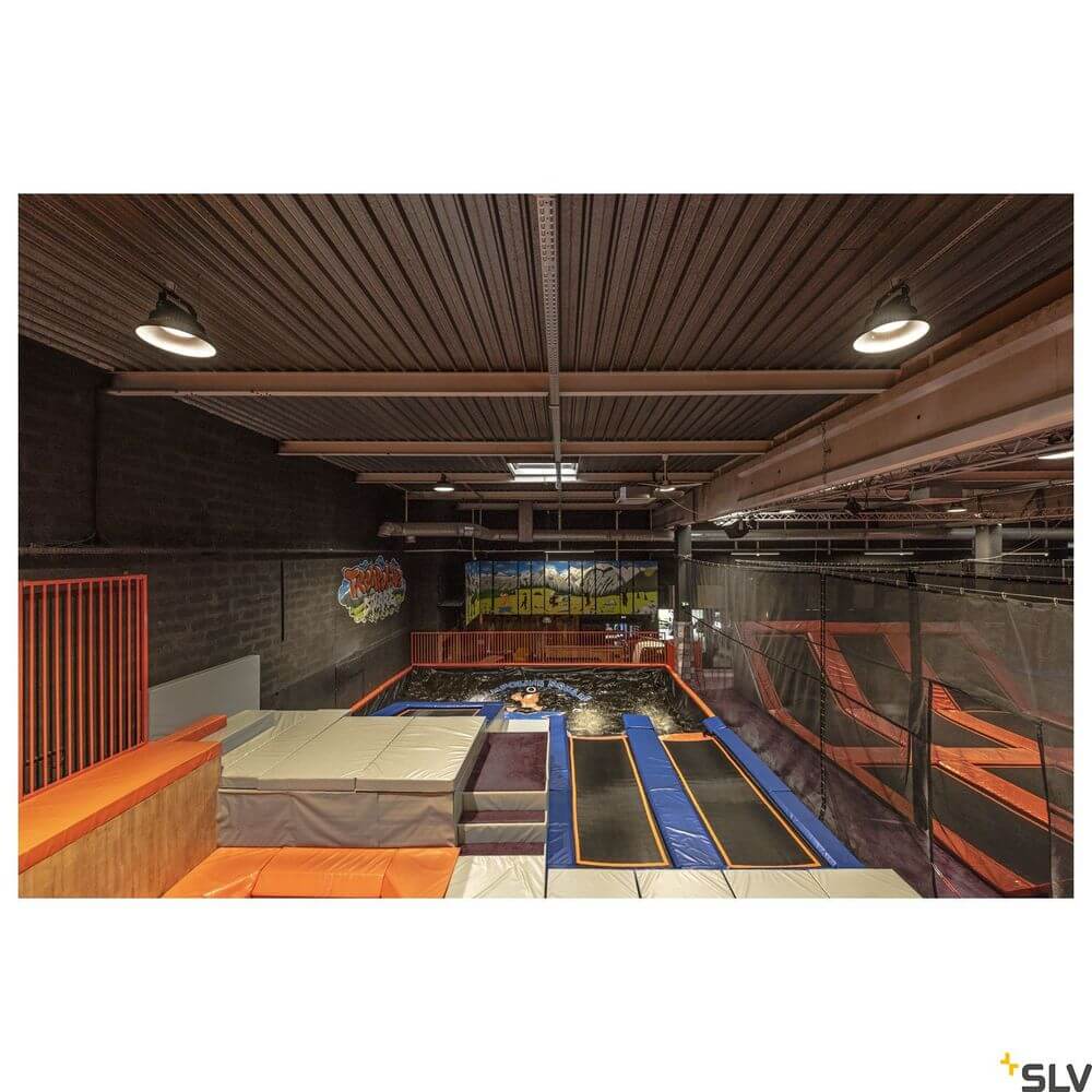 Trampolinbereich mit vielseitigen Sprungflächen und Sicherheitsnetzen in einer Sporteinrichtung.