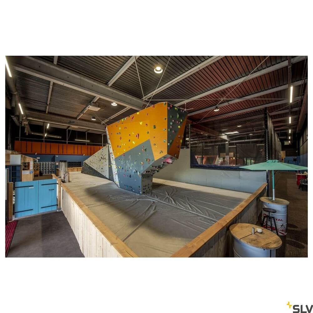 Boulderhalle mit Kletterwand und Sicherheitszone, ideal für Klettersport und Training.