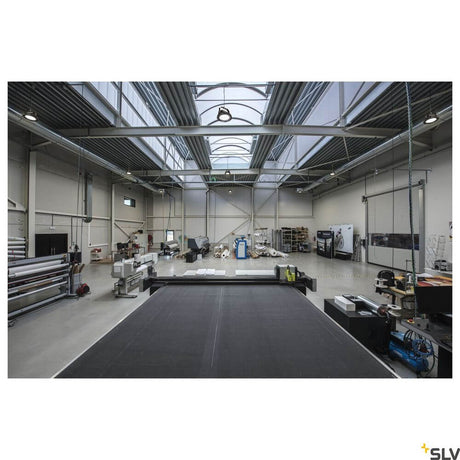 Para Flac pendant light Dali black 4000K in a stylish work environment with a large space and plenty of light.