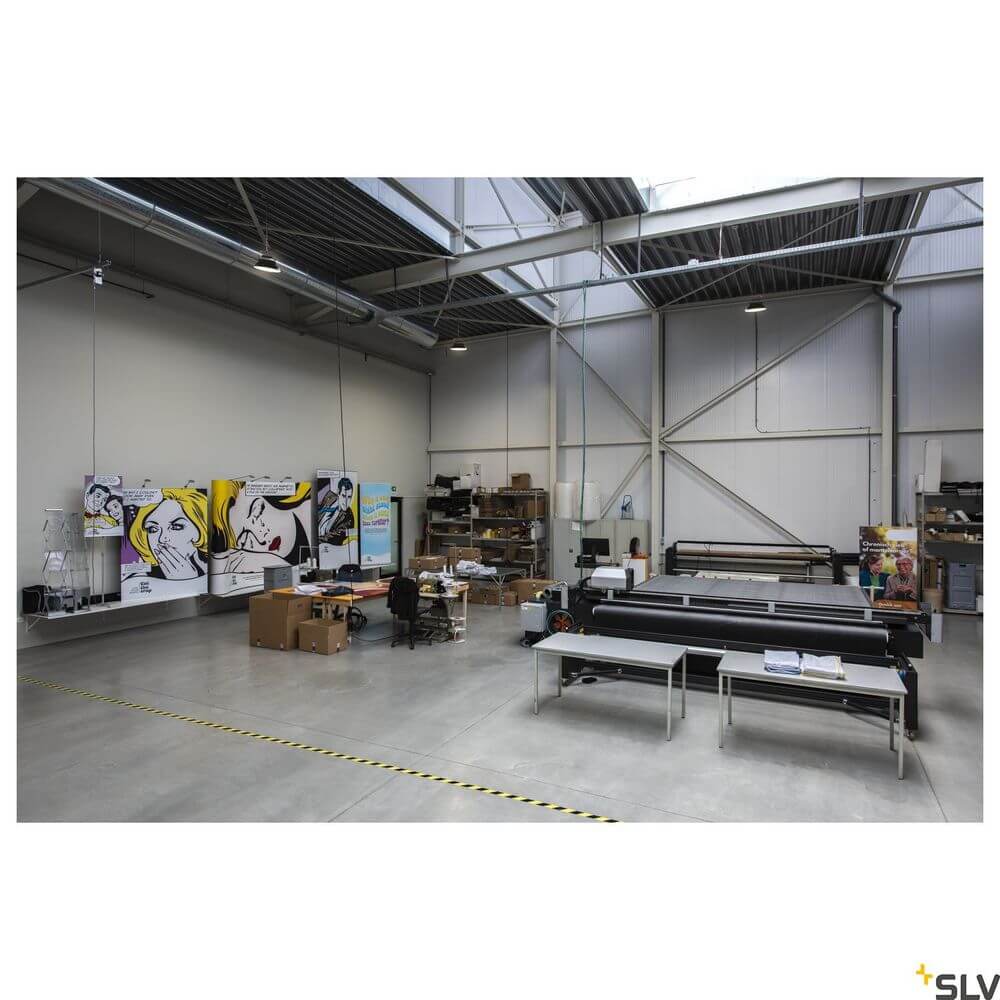 Moderne Produktionshalle mit kreativen Wandbildern, Ausrüstung und Arbeitsplätzen.