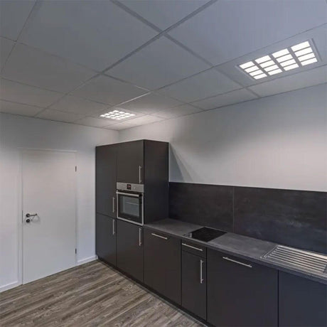 Moderne Küche mit Pavano 600 Deckenleuchte in Weiß und 4000K Lichttemperatur.