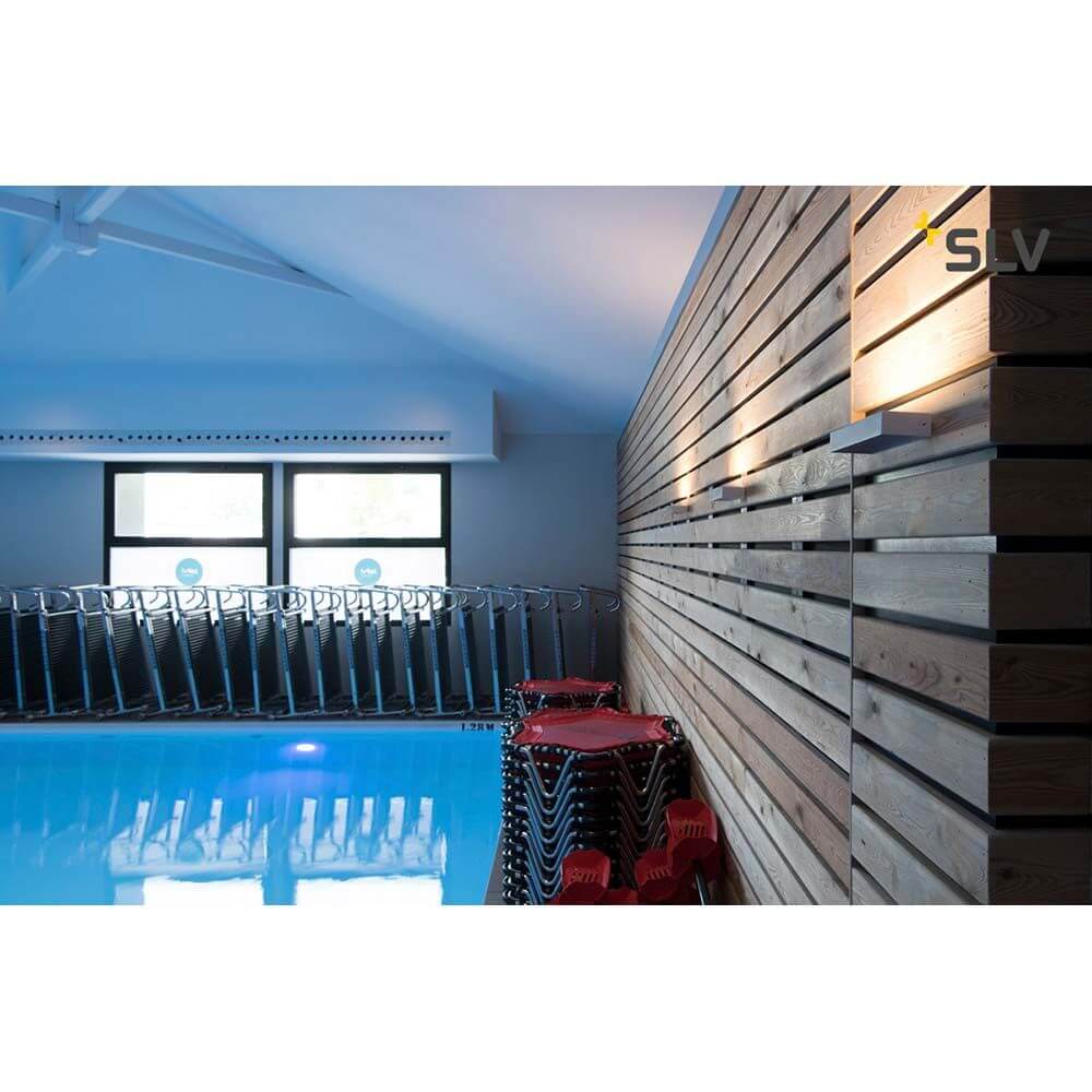 Pema LED Außen-Wandaufbauleuchte IP54 Weiß in einem modernen Schwimmbad-Ambiente