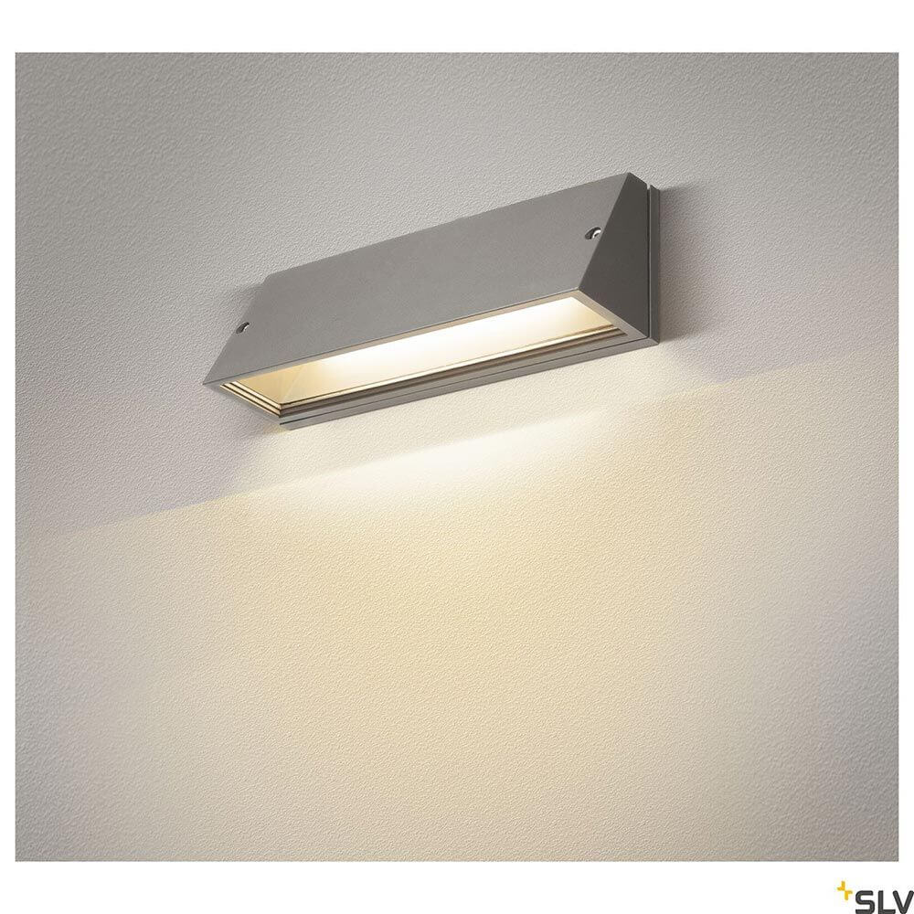 Pema LED Wandaufbauleuchte Outdoor CCT an der Wand installiert und beleuchtet den Raum.
