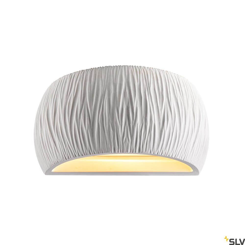 Plastra Curved Wandaufbauleuchte Weiß mit strukturiertem Design und warmem Licht.