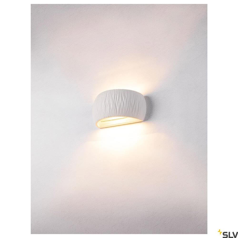 Plastra Curved Wandaufbauleuchte Weiß an Wand montiert, für individuelle Farbgestaltung und R7s 118mm-Sockel.