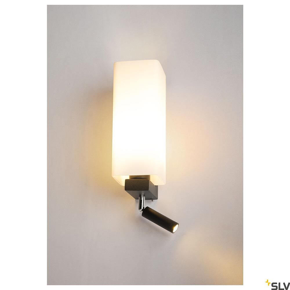 Quadrass LED Wandaufbauleuchte mit warmweißem Licht und verstellbarer LED-Leseleuchte.