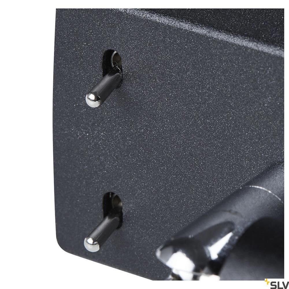 Detailansicht der Quadrass LED Wandaufbauleuchte mit Metall- und Glaselementen.