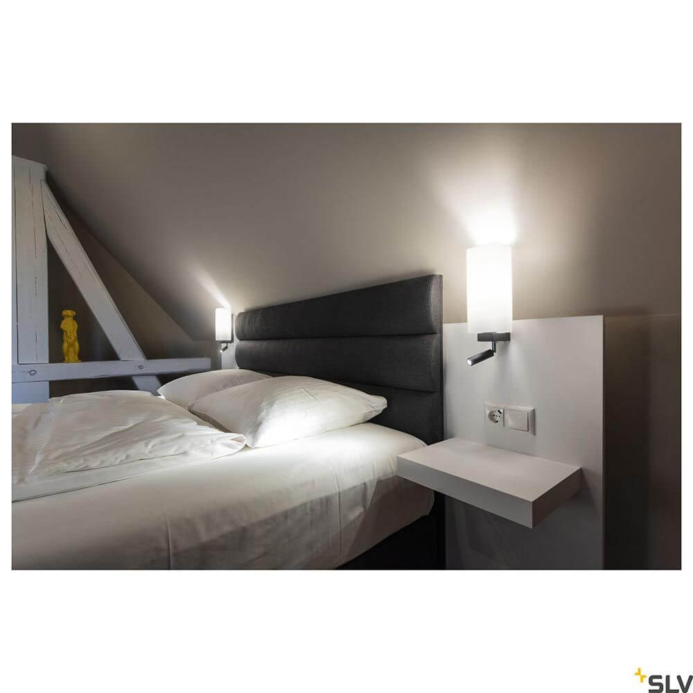 Quadrass LED Wandaufbauleuchte neben dem Bett mit modernem Design und warmweißer LED-Lichtquelle.
