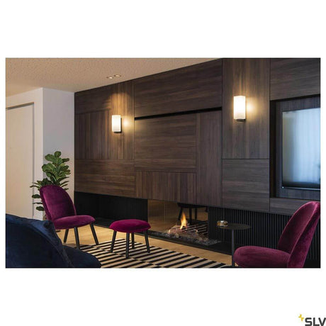 Quadrass Wandaufbauleuchte Glas an dunkler Holzwand im modernen Wohnzimmer