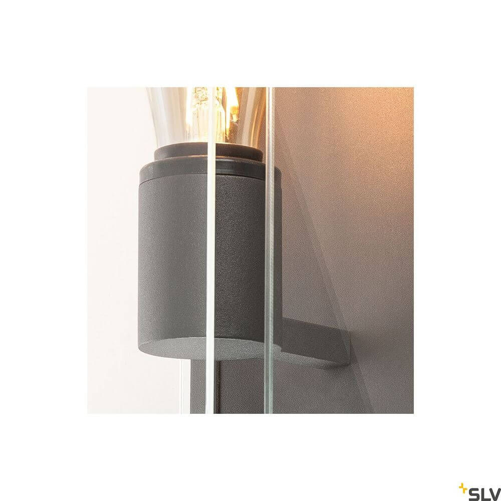 Quadrulo E27 Außen-Wandlampe Anthrazit Detailansicht mit Glühbirne.