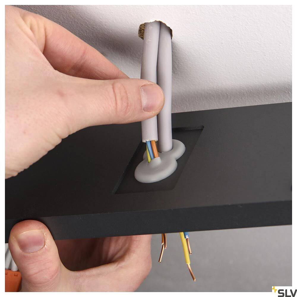 Installation von Kabeln für die Quadrulo LED Wandleuchte in schwarzem Gehäuse.