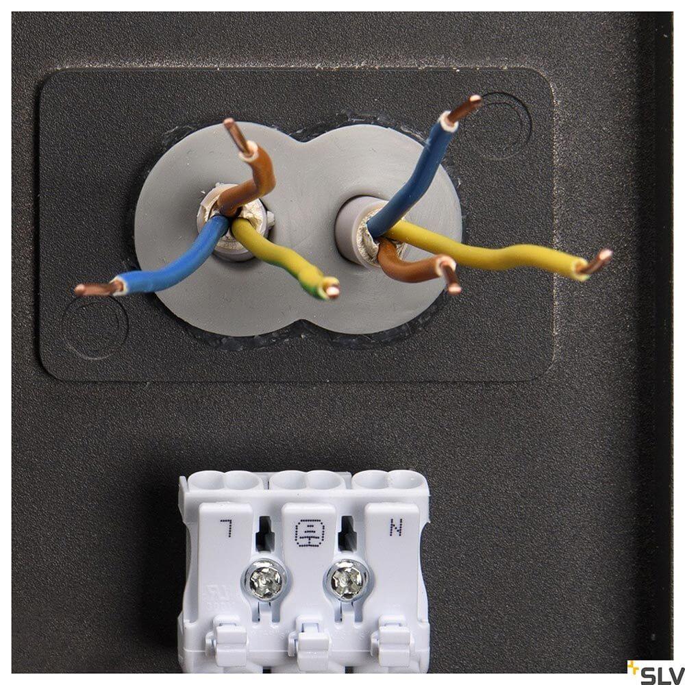 Anschlussklemmen für LED Wandleuchte mit farbigen Drähten in blau, braun und grün/gelb.