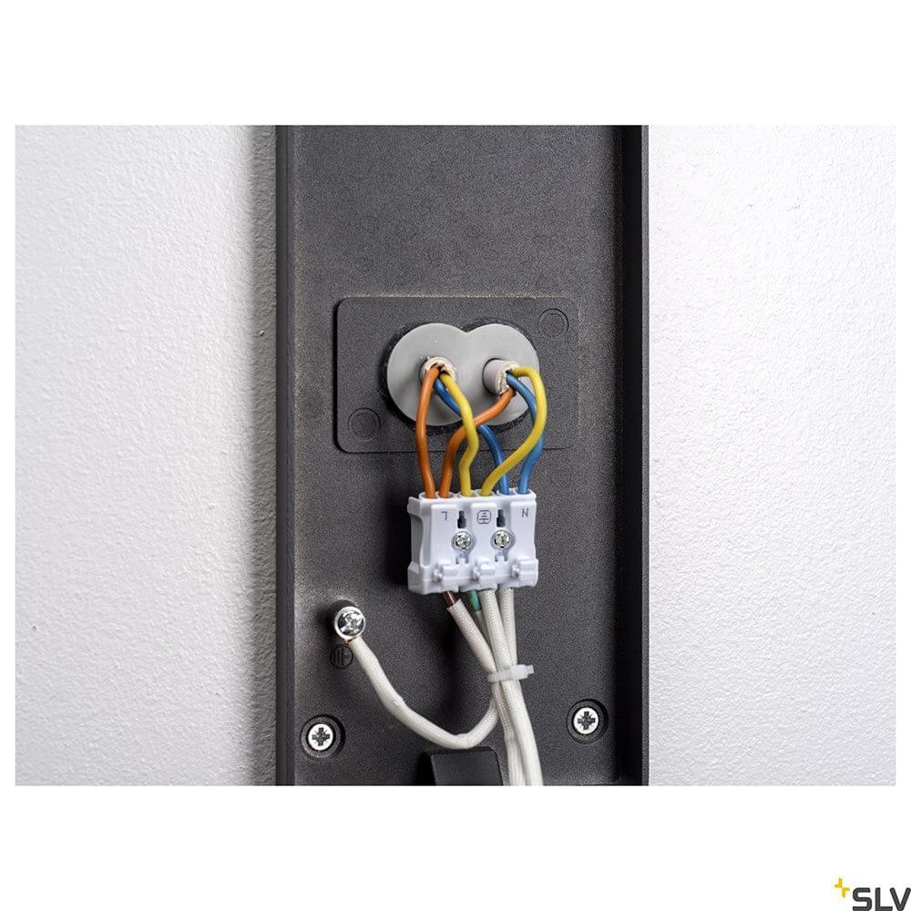 Detailansicht der elektrischen Anschlussbox einer Quadrulo LED Wandleuchte, hochwertige Verarbeitung mit farbigen Kabeln.