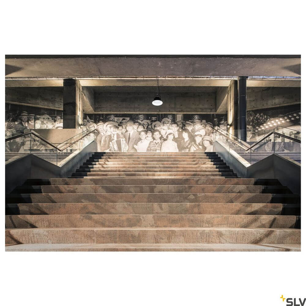 Stufen mit mural Kunstwerk und eleganter Beleuchtung im Hintergrund in einem modernen Gebäude.