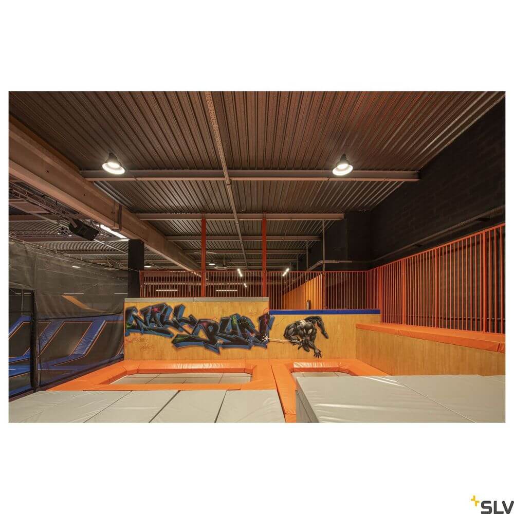 Trampolinhalle mit orangefarbenen Flächen und Graffiti-Wand, beleuchtet von SLV LED-Leuchten.
