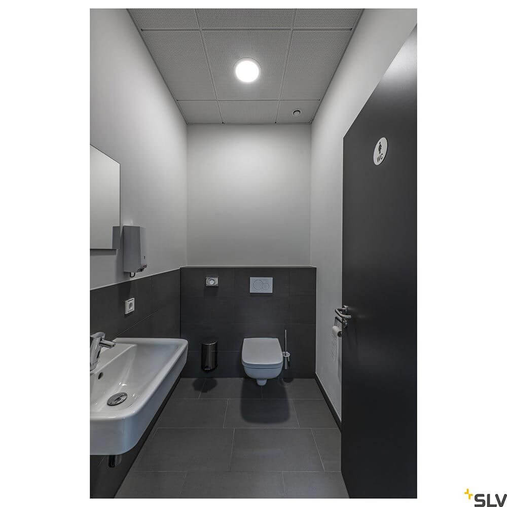 Senser 24 LED Deckeneinbauleuchte Weiß in modernem Badezimmer mit minimalistischer Ausstattung.