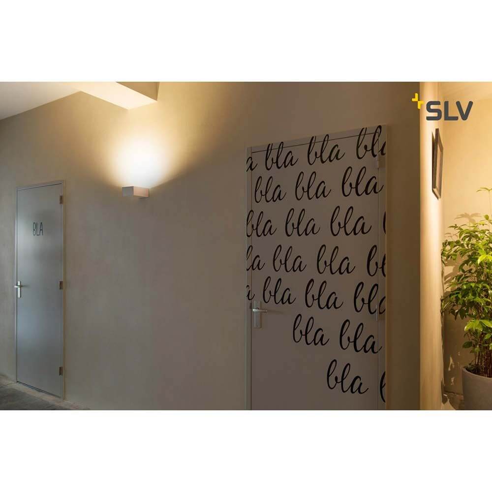 Shell 15 LED Wandaufbauleuchte Weiß installiert an einer Wand mit einem modernen Design.