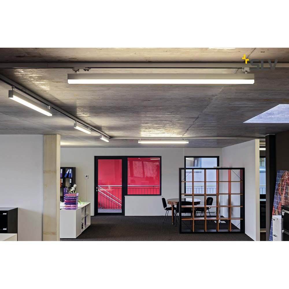 Sicht auf ein modernes Büro mit SIGHT LED für 3Phasen-Stromschienen Silbergrau an der Decke.