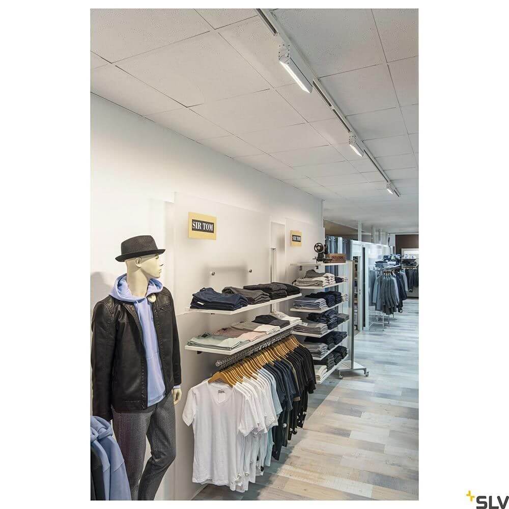 Sieht Move 3-Phasen LED Systemleuchte Dali in Modegeschäft mit Bekleidung auf Regalen.
