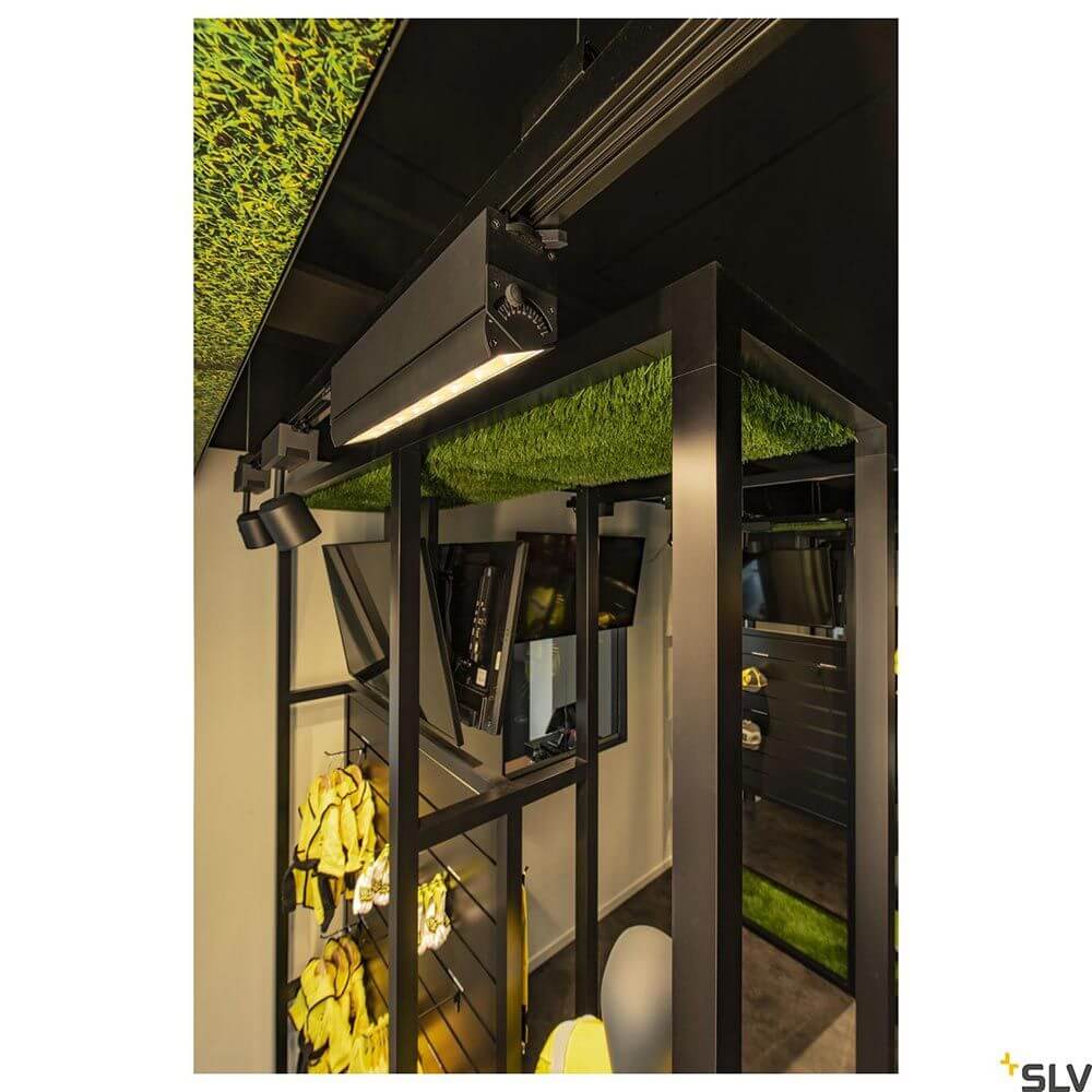 Sight Move LED Systemleuchte 3-Phasen in modernem Innenraum mit Pflanzen und Fernsehern.