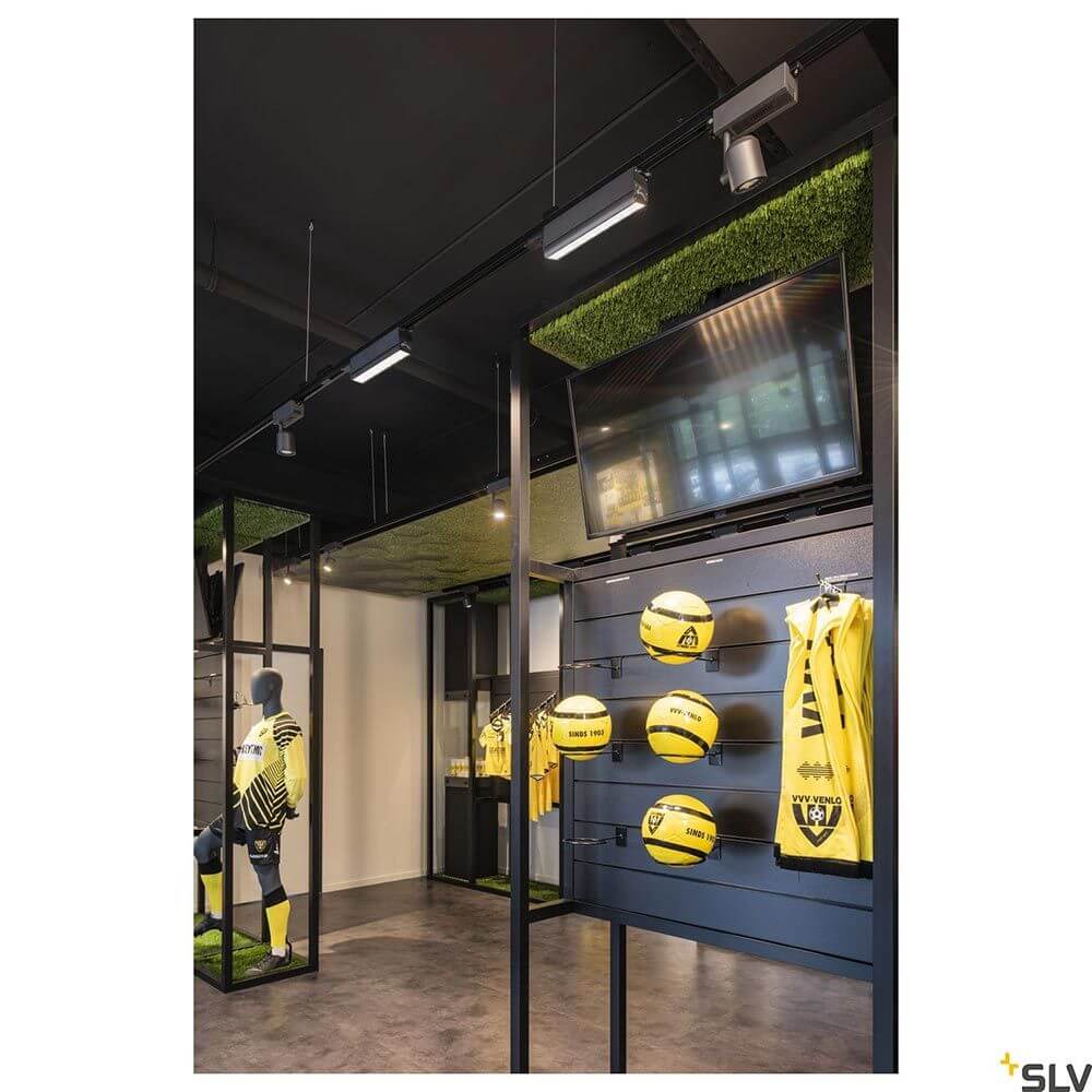 Sight Move LED Systemleuchte 3-Phasen beleuchtet ein modernes Geschäft mit Fußballartikeln.