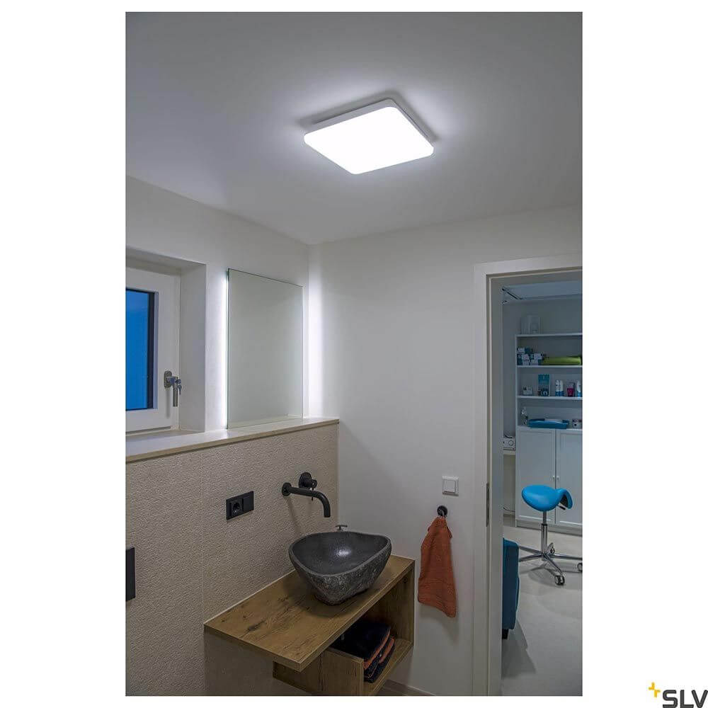 Sima LED Wand- & Deckenleuchte Weiß Dimmbar in modernem Badezimmer mit Waschbecken und Holzregal
