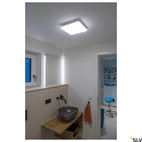 Sima LED Wand- & Deckenleuchte Weiß Dimmbar in modernem Badezimmer mit Waschbecken und Holzregal