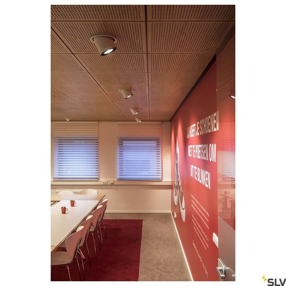 Supros Move LED Decken Einbauleuchte Ø 19,5cm in modernem Büro mit Holzdecke und roter Wandgestaltung