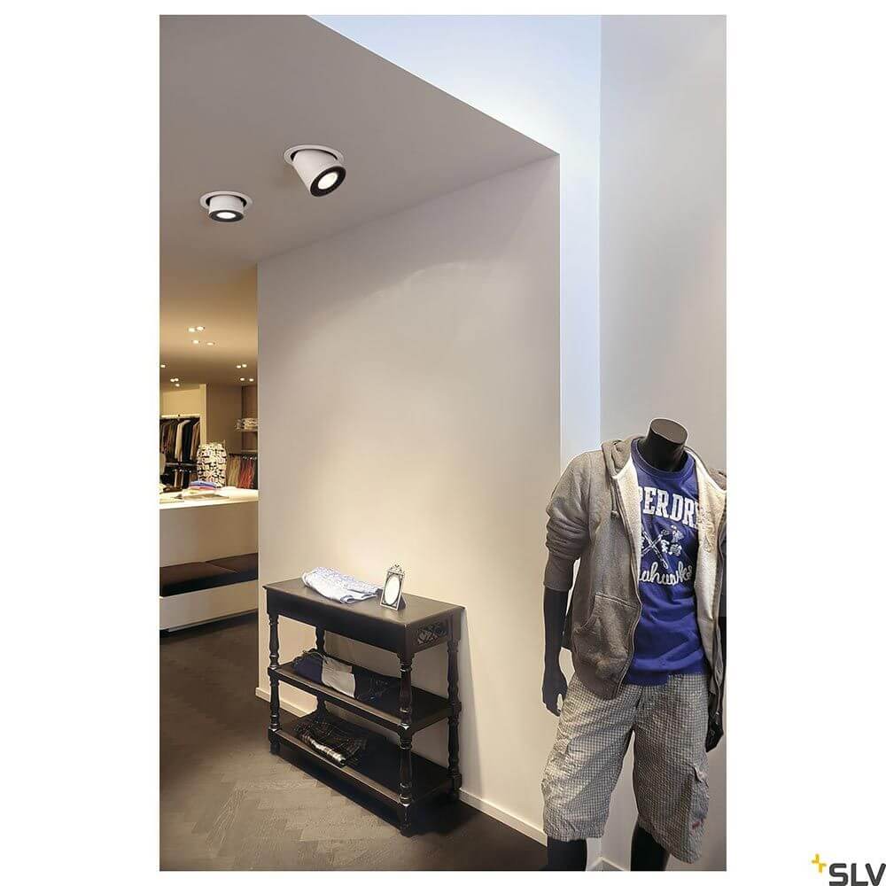 Supros Move LED Decken Einbauleuchte Ø 19,5cm in modernem Innenraum über einer Garderobe.