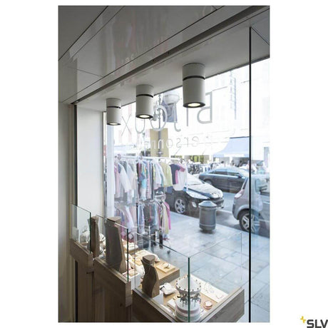 Supros Move XS LED Deckenaufbauleuchte in einem Schaufenster, moderne Beleuchtung für elegante Präsentation.