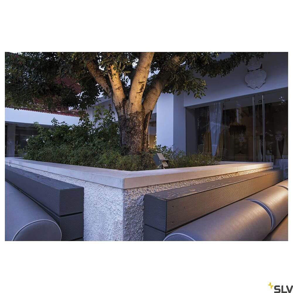 Theo Bracket Outdoor Erdspießleuchte IP65 beleuchtet die Gartenecke und verleiht dem Außenbereich Charakter.