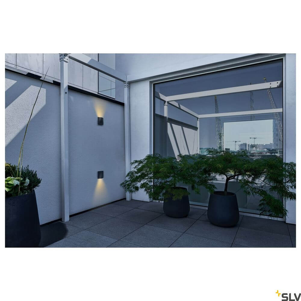 Vilua I LED Outdoor Wandlampe Anthrazit 3000K IP54 an einer modernen Wand im Außenbereich.