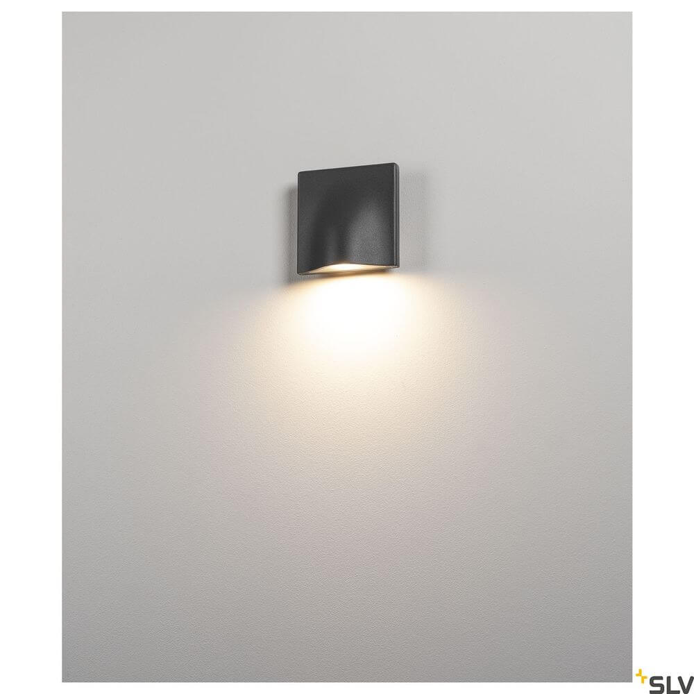 Vilua I LED Outdoor Wandlampe Anthrazit 3000K IP54 an einer Wand installiert, strahlend warmes Licht.