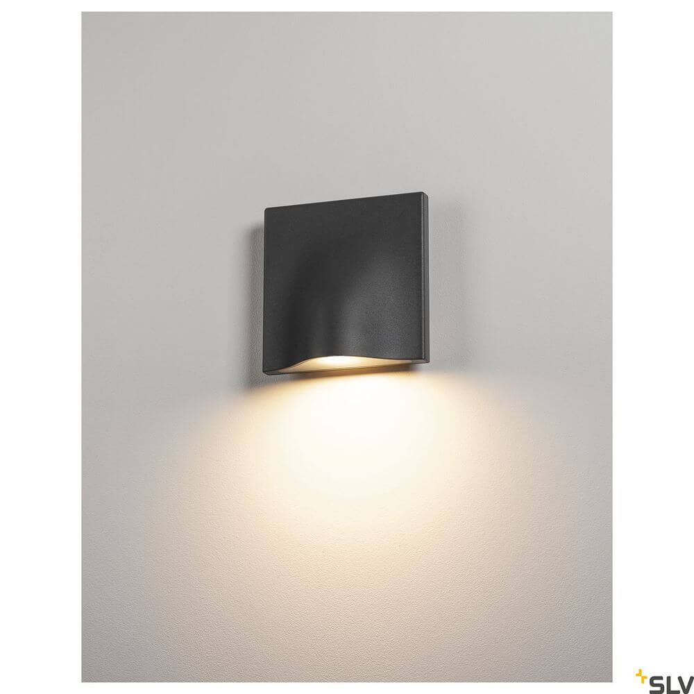 Vilua II LED Wandlampe Anthrazit 3000K IP54 100° 810lm an einer Wand montiert.