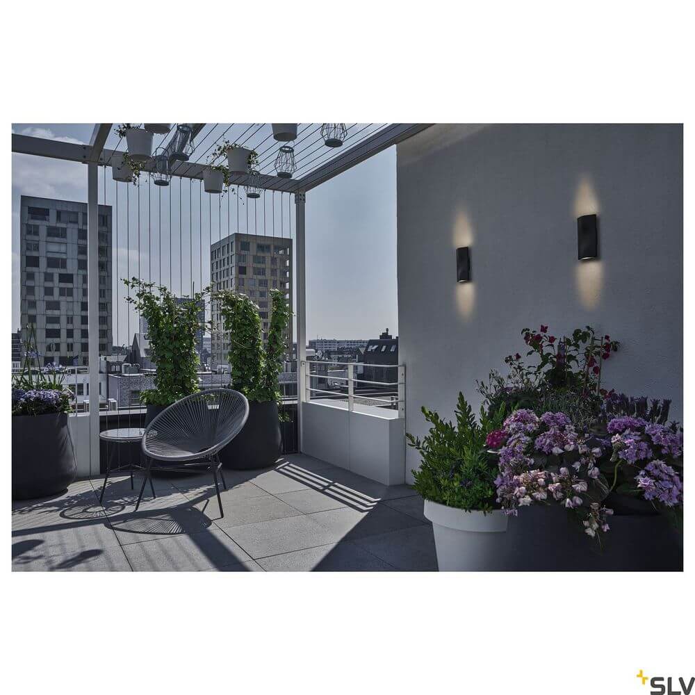 Vilua Up & Down Außen-Wandlampe LED Anthrazit IP54 an einer modernen Terrasse mit Pflanzen.
