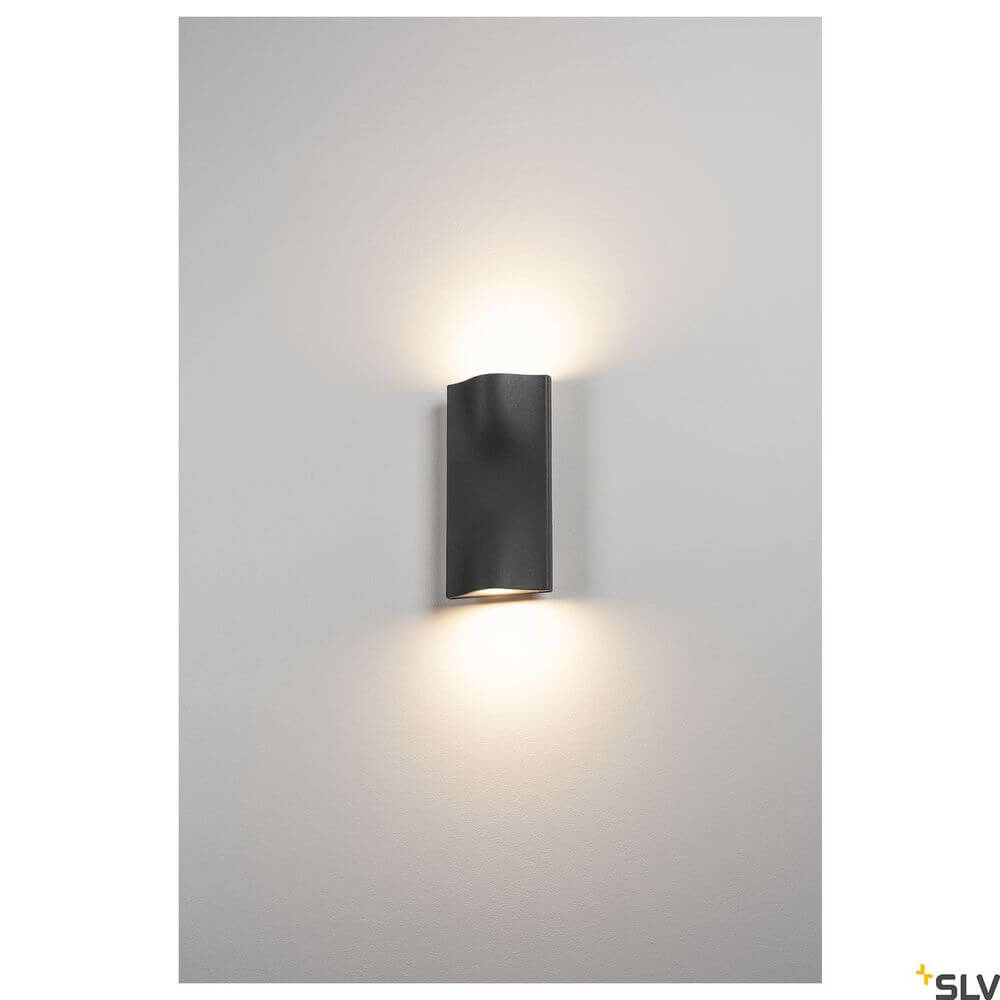 Vilua Up & Down Außen-Wandlampe LED Anthrazit IP54 an einer Wand, elegantes Design mit warmem Licht.