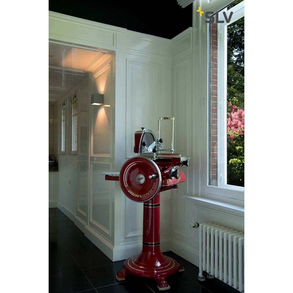 Solid Cube Wandleuchte QT14 Grau in modernem Wohnraum mit roter Maschinenauffrischung.