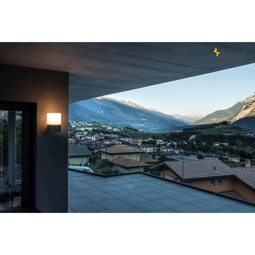 Square Wall E27 Outdoor Wandleuchte Alu-Gebürstet IP44 in moderner Architektur mit Bergblick.