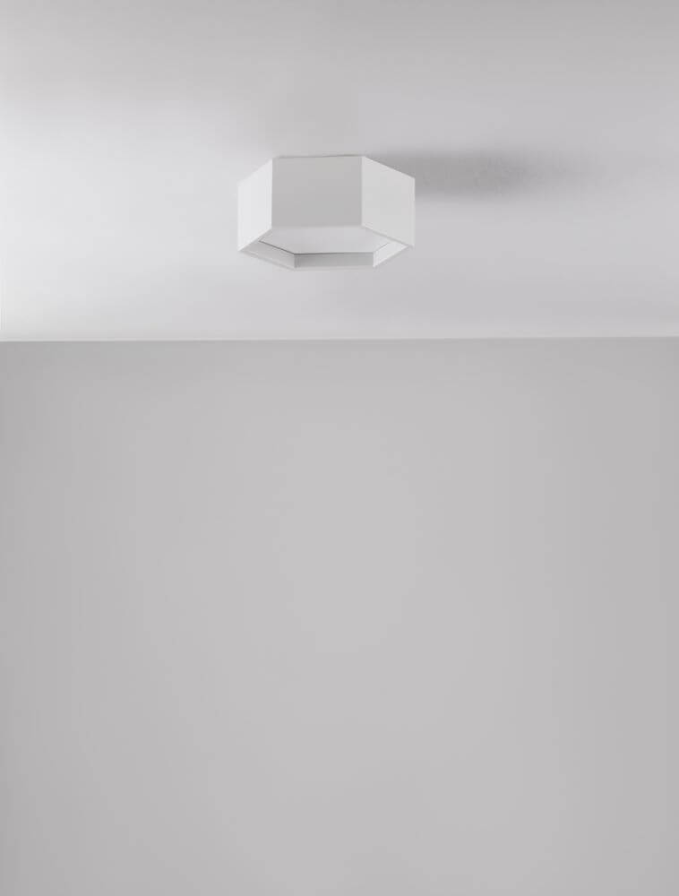 Samba LED Deckenleuchte H 10cm Ø 25cm 3000K an einer modernen Decke installiert.