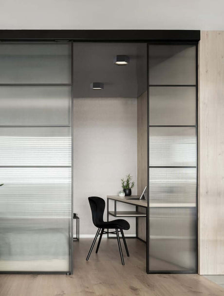 Samba LED Deckenleuchte H 10cm Ø 25cm 3000K beleuchtet modernen Arbeitsbereich mit stilvollem Design.