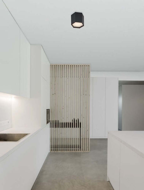 Samba LED Deckenleuchte H 20cm Ø 25cm 3000K in modernem Küchenraum mit minimalistischer Einrichtung.