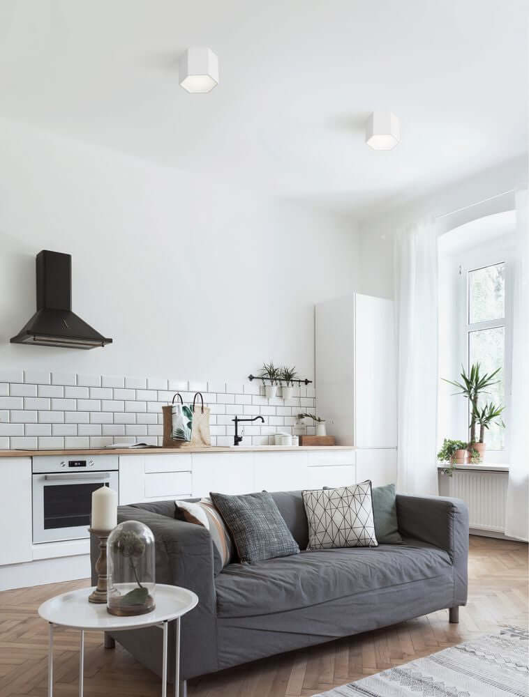Moderne Küche mit Samba LED Deckenleuchten, grauem Sofa und hellen Wänden, ideal für stilvolle Innenräume.