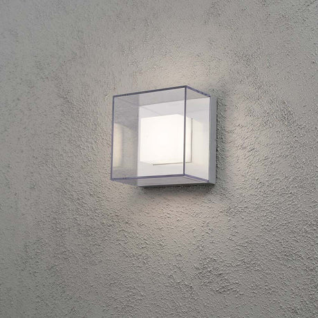 Sanremo LED Applique da esterno Grigia montata su una parete, design moderno con forma quadrata.