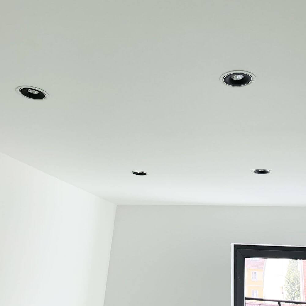 Moderne LED Einbaustrahler schwenkbar in schlichter Decke, ideal für Innenraumbeleuchtung.