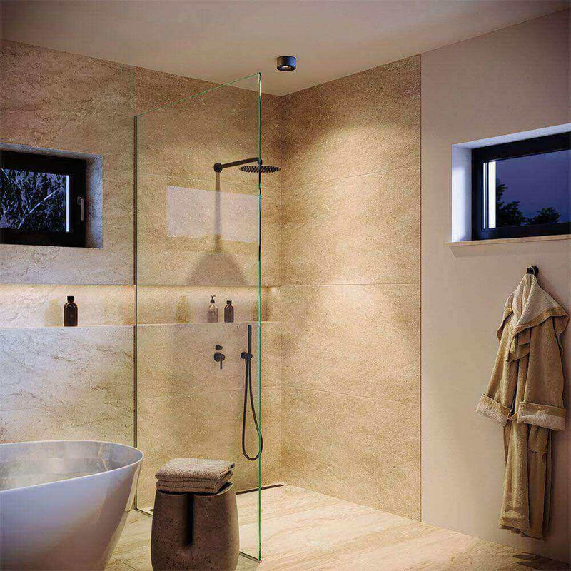 Moderne Badezimmeransicht mit glasschwenkbarer Dusche, Badewanne und stilvollem Zubehör.