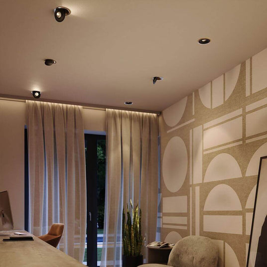 s.luce Santa Deep LED-Einbaustrahler schwenkbar & dimmbar in modernem Raum mit Dekoration und Vorhängen.